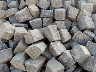 Dlažební kostky cca 20x25 (1 tuna pokryje přibližně 3,13 m2)